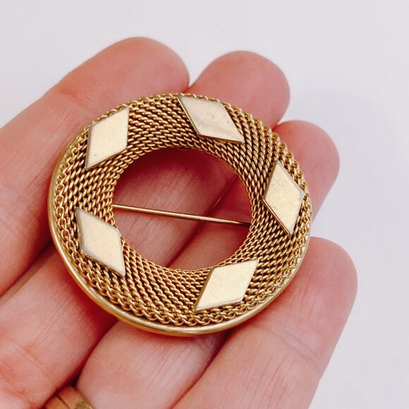 Signed Kramer Mid Century Modern Gold Tone Mesh Circle Brooch Geometric 50s 60s - Picture 4 of 10